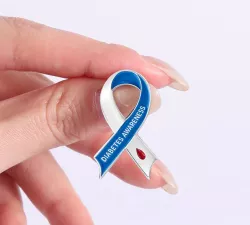 Pin’s Diabetes Awareness ruban bleu et blanc